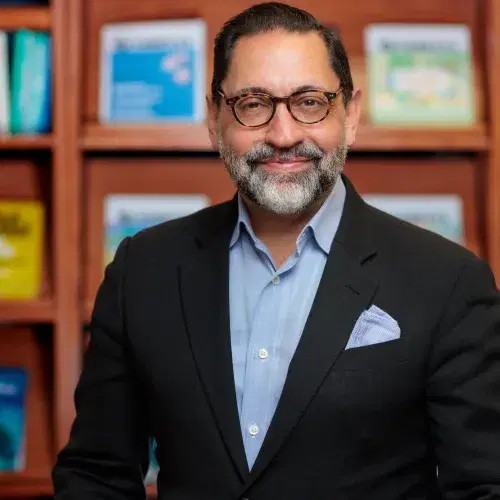 Dr. Carlos Martín headshot